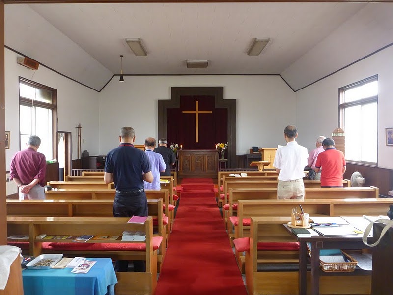 聖テモテ・ボランティアセンターの一日は、朝の礼拝から始まります。